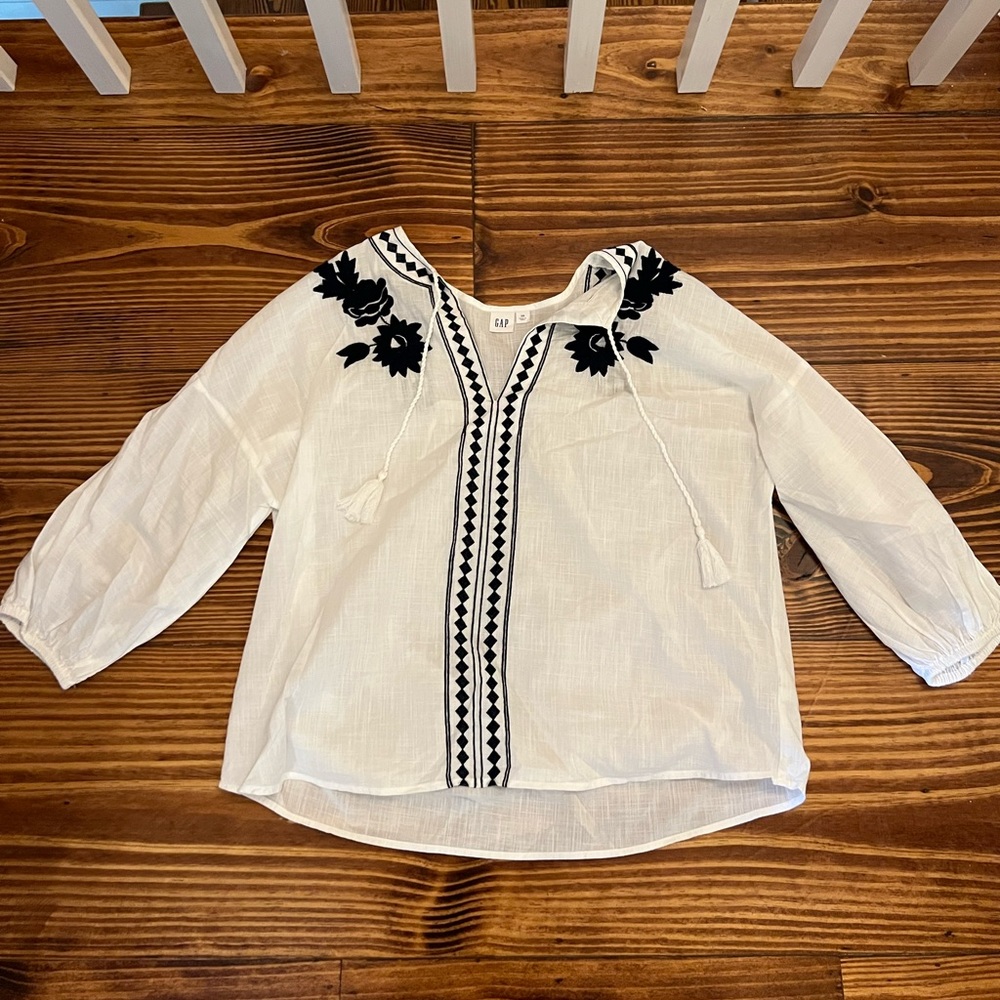 Gap linen top. Never worn and great for summer!!